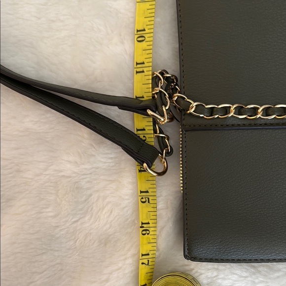 Sophisticated Green Tote with Gold Accents - Picture 15 of 15